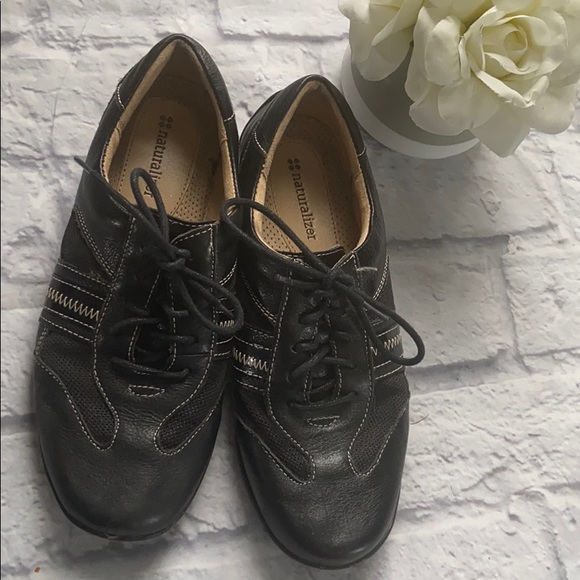 naturalizer black tennis shoes